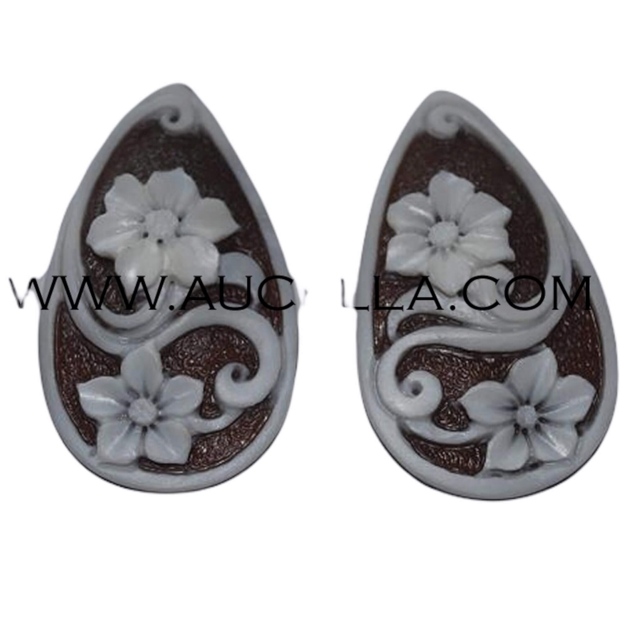 Flowers carved on seashell cameo