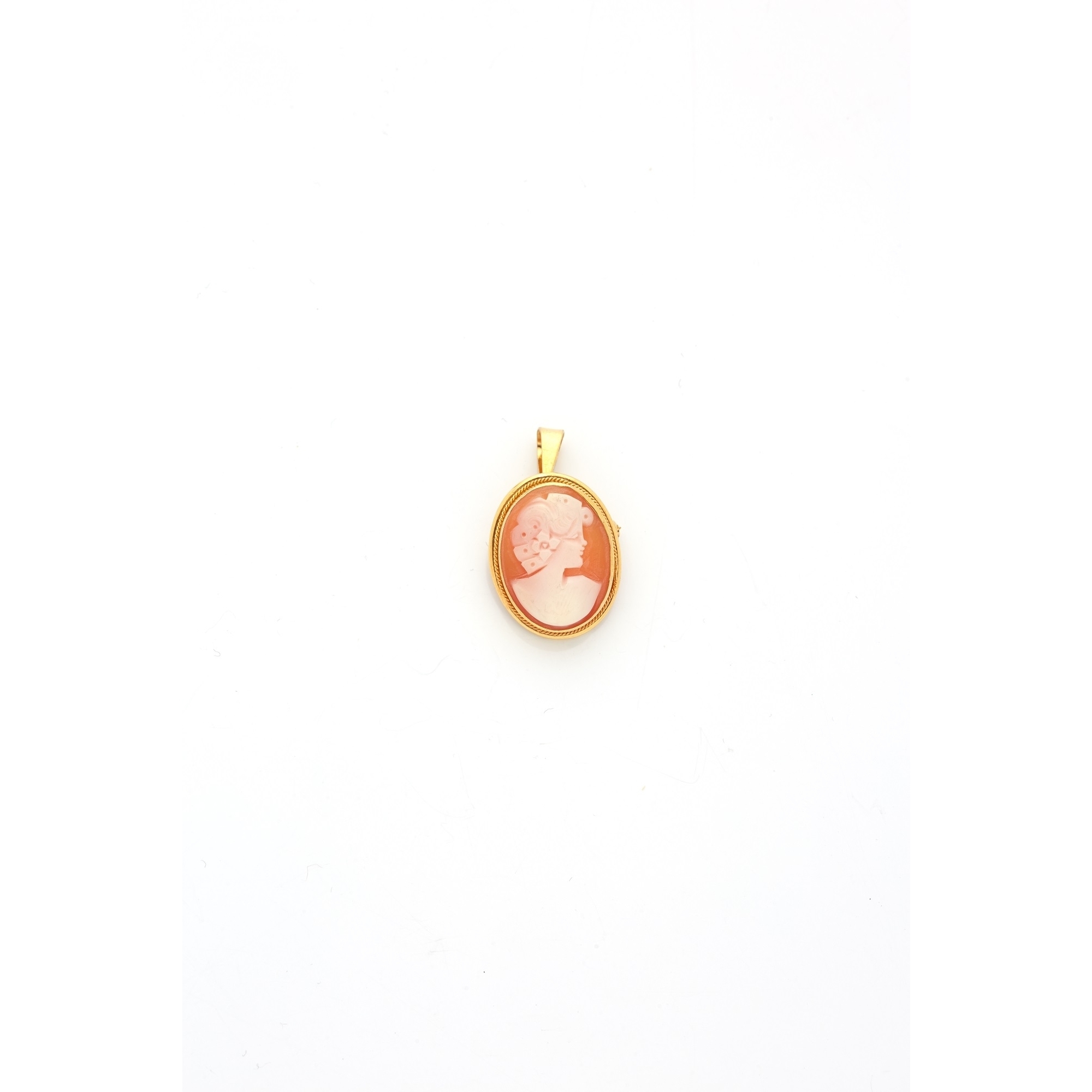 Classic pendant with cameo 