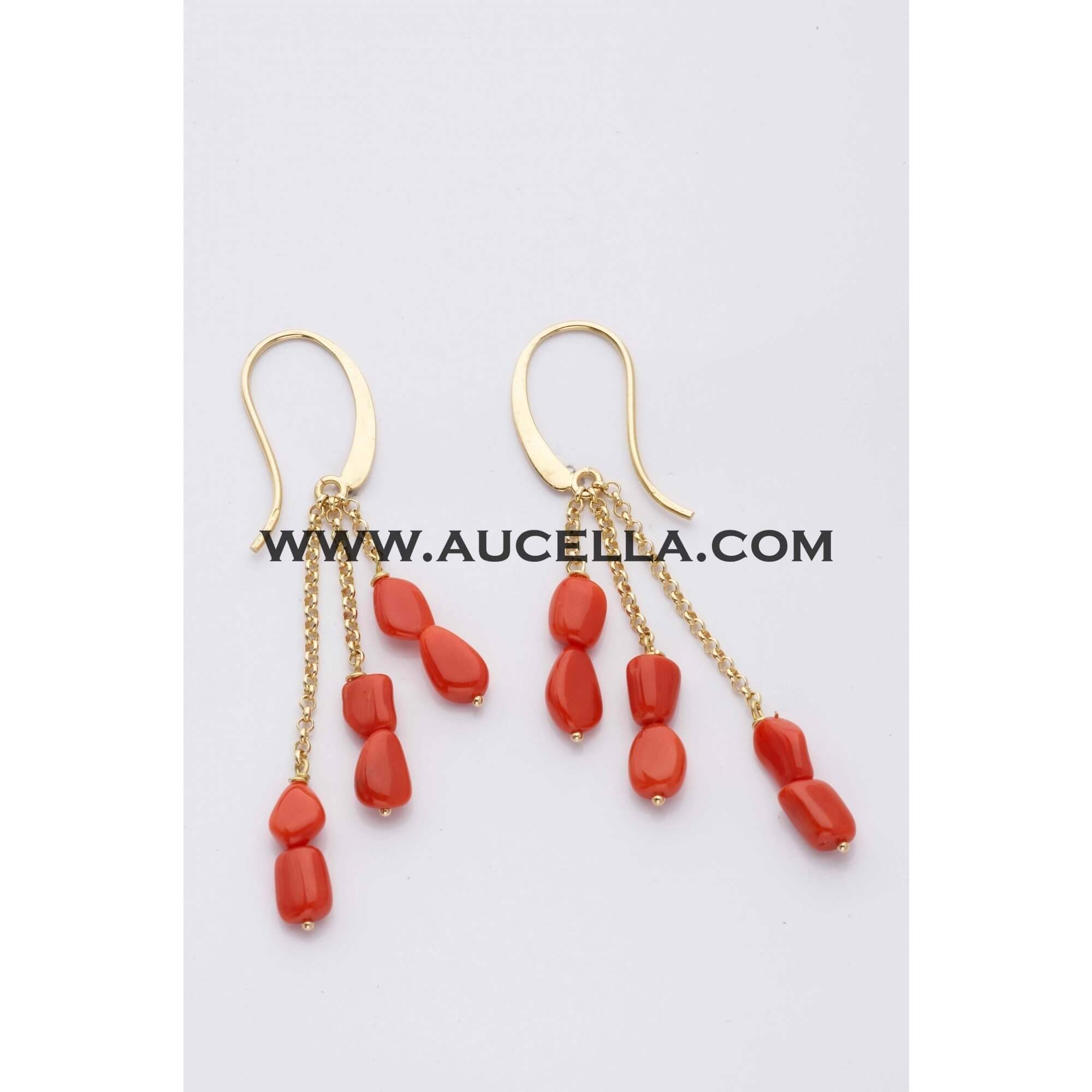 Necklaces set in gold with red natural coral