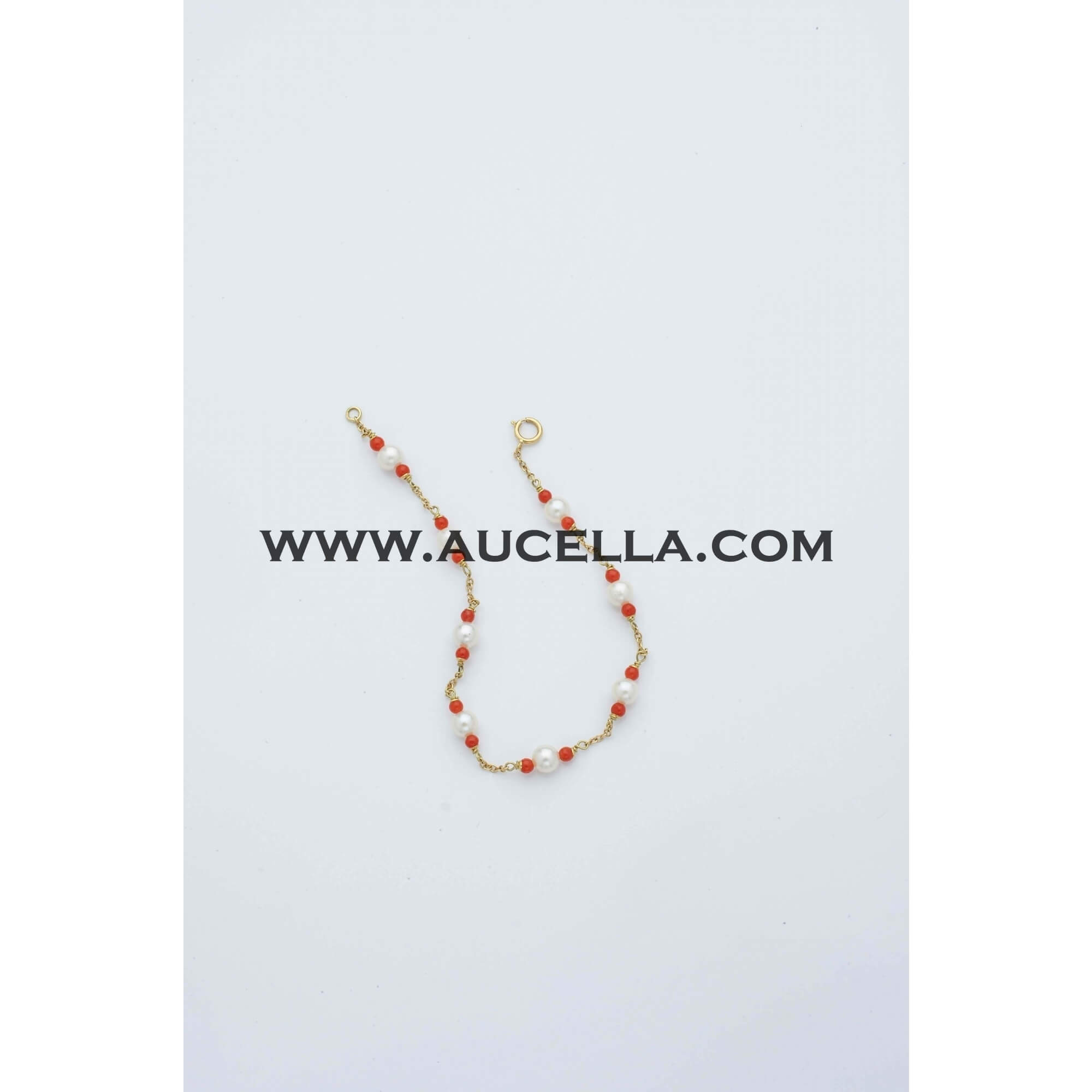 Bracelet set in gold with coral and pearl beads 