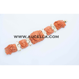 Bracelet set in gold with coral carving 