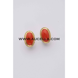 Classic design earrings set in gold 