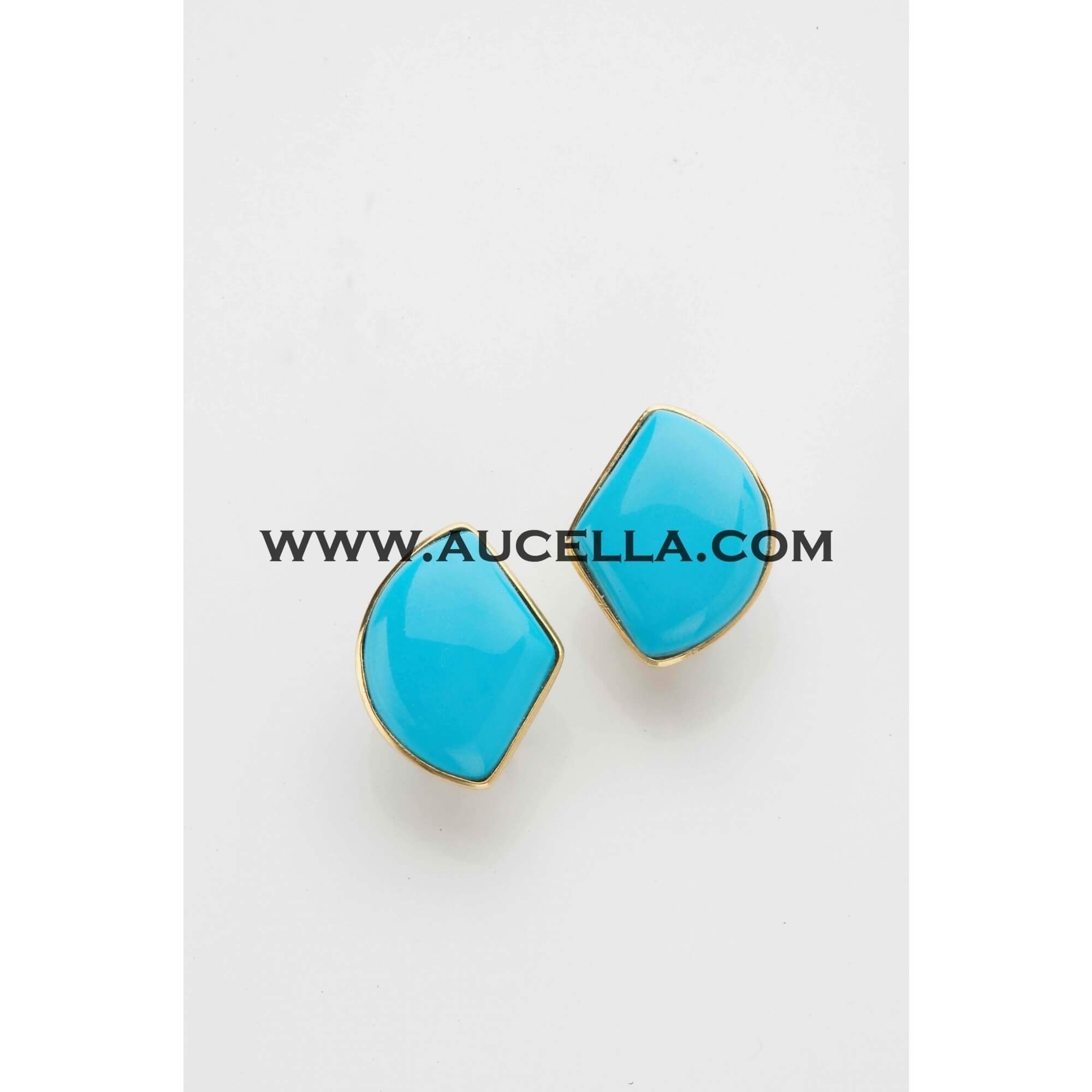 Irregualr shape turquoise cabochon set in gold 