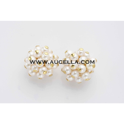 Earrings with pearls set in gold 