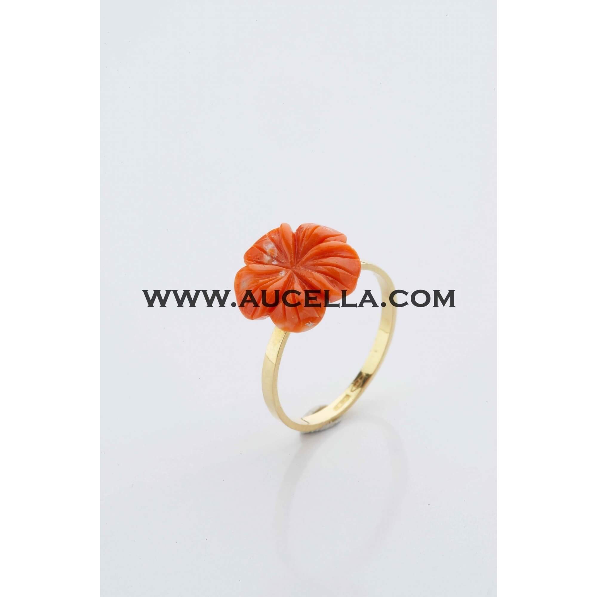 Anello in oro con rosa in corallo rosso naturale 