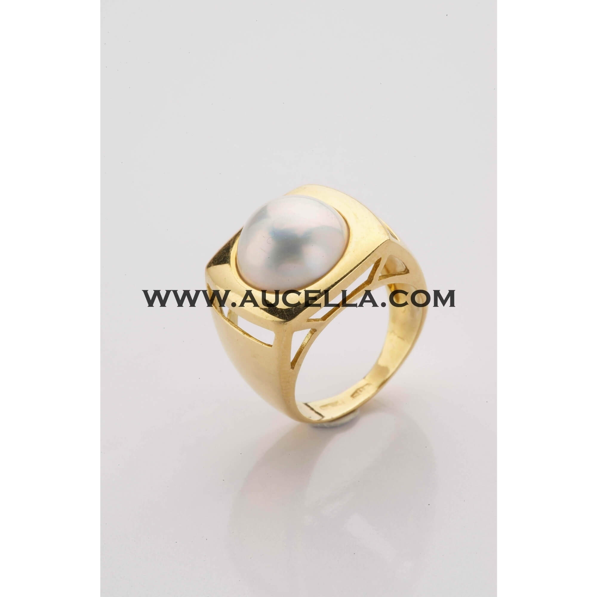 Anello in oro con perla naturale mabe