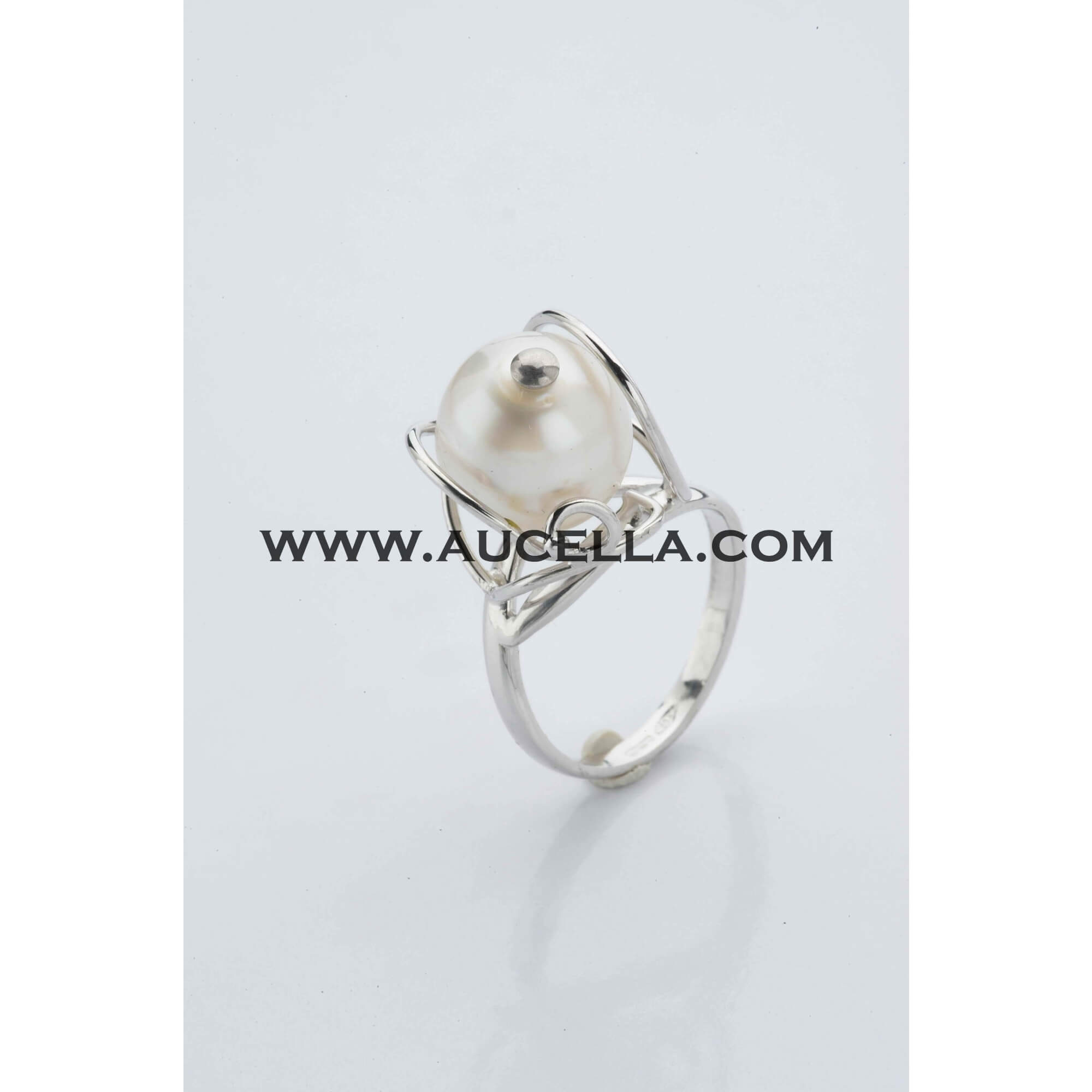 Ring set in gold with Southsea pearl