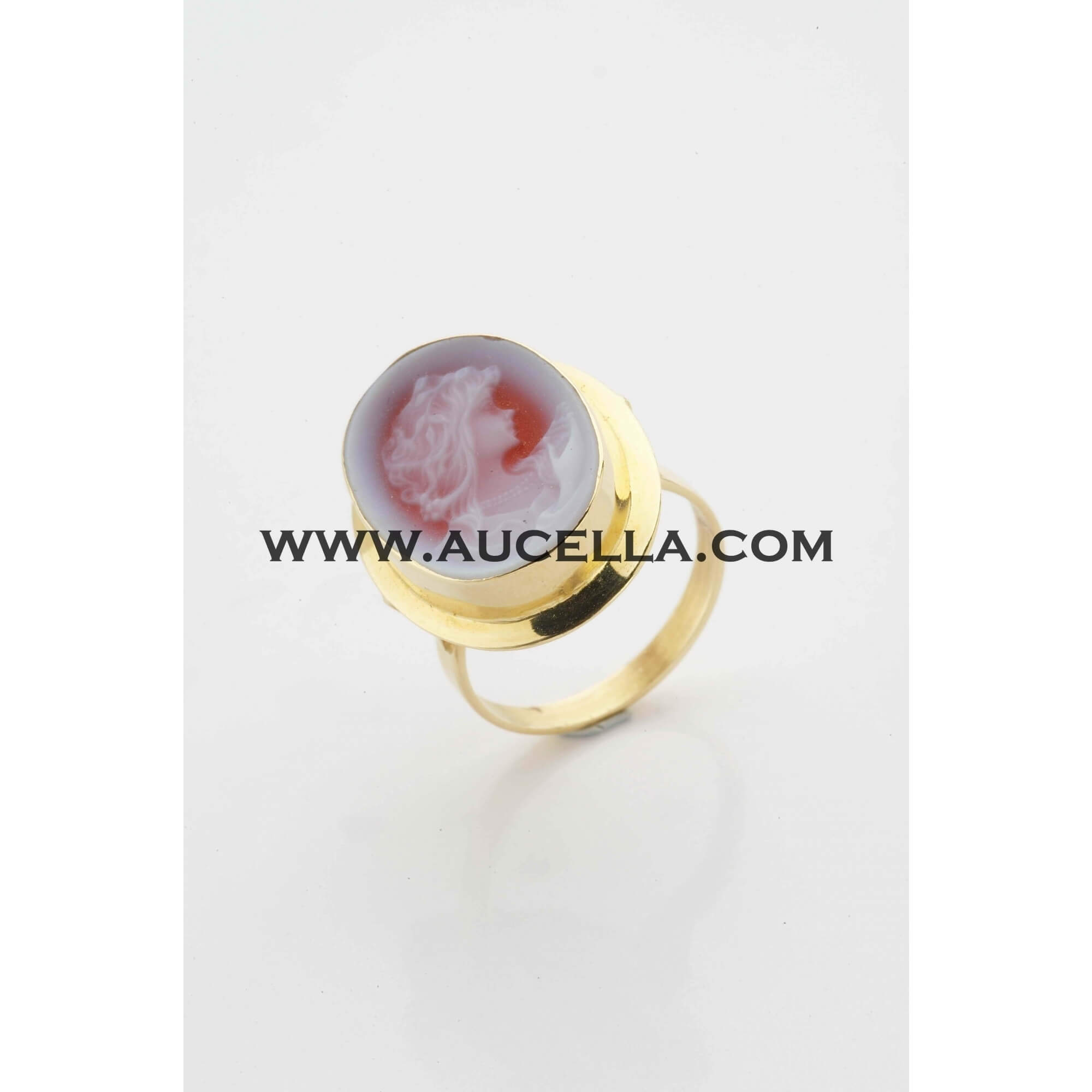 Anello in agata rossa montato in oro giallo