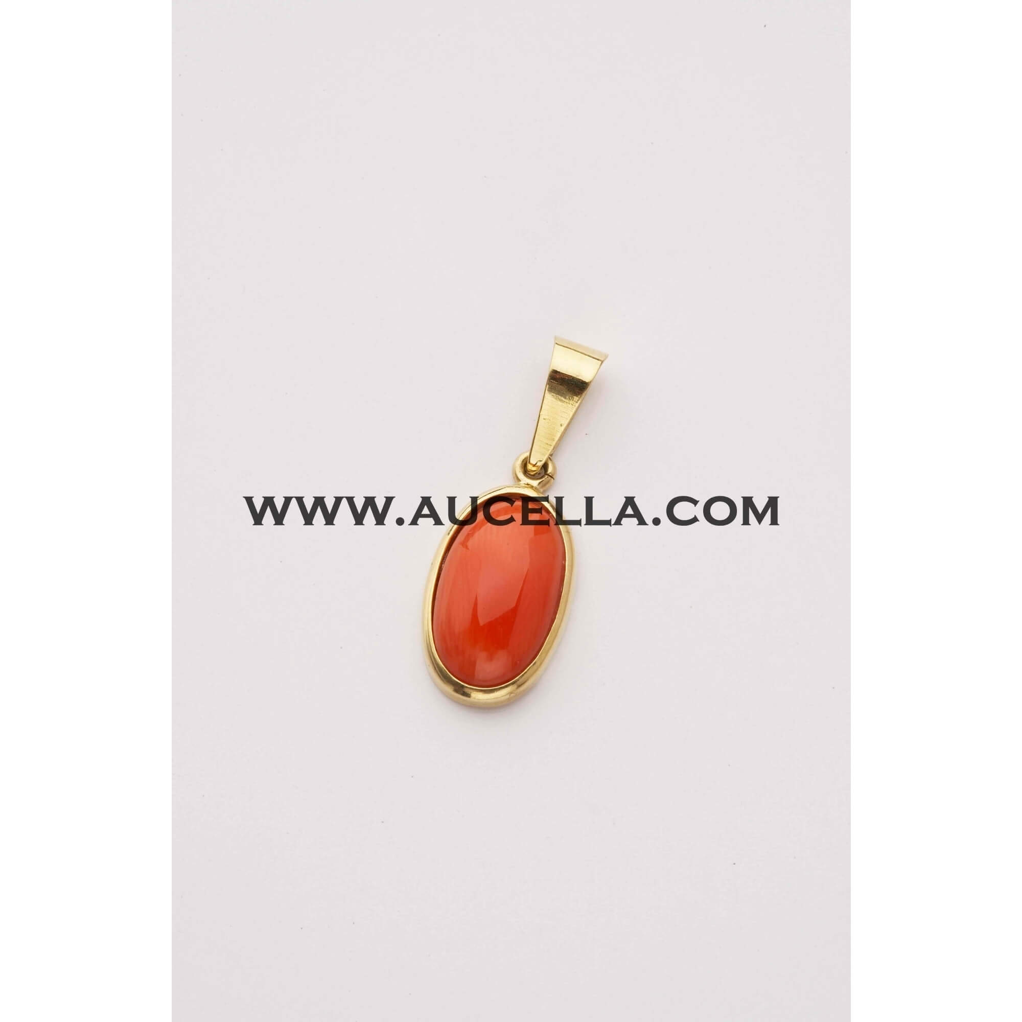 Pendant with natural coral set in gold 