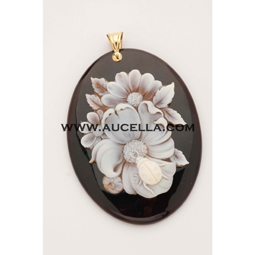 Pendant set in gold with flowers cameo