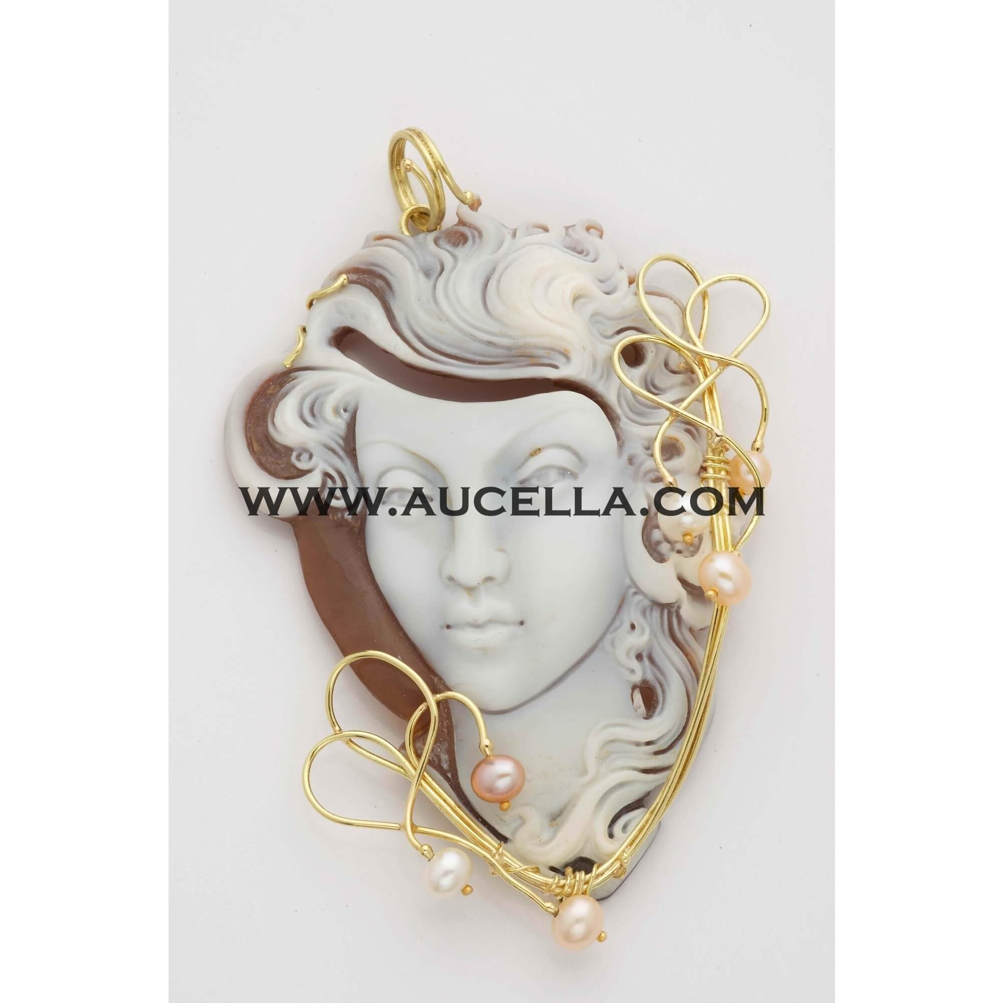 Pendant set in gold with pearls and cameo