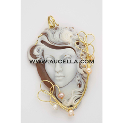 Pendant set in gold with pearls and cameo