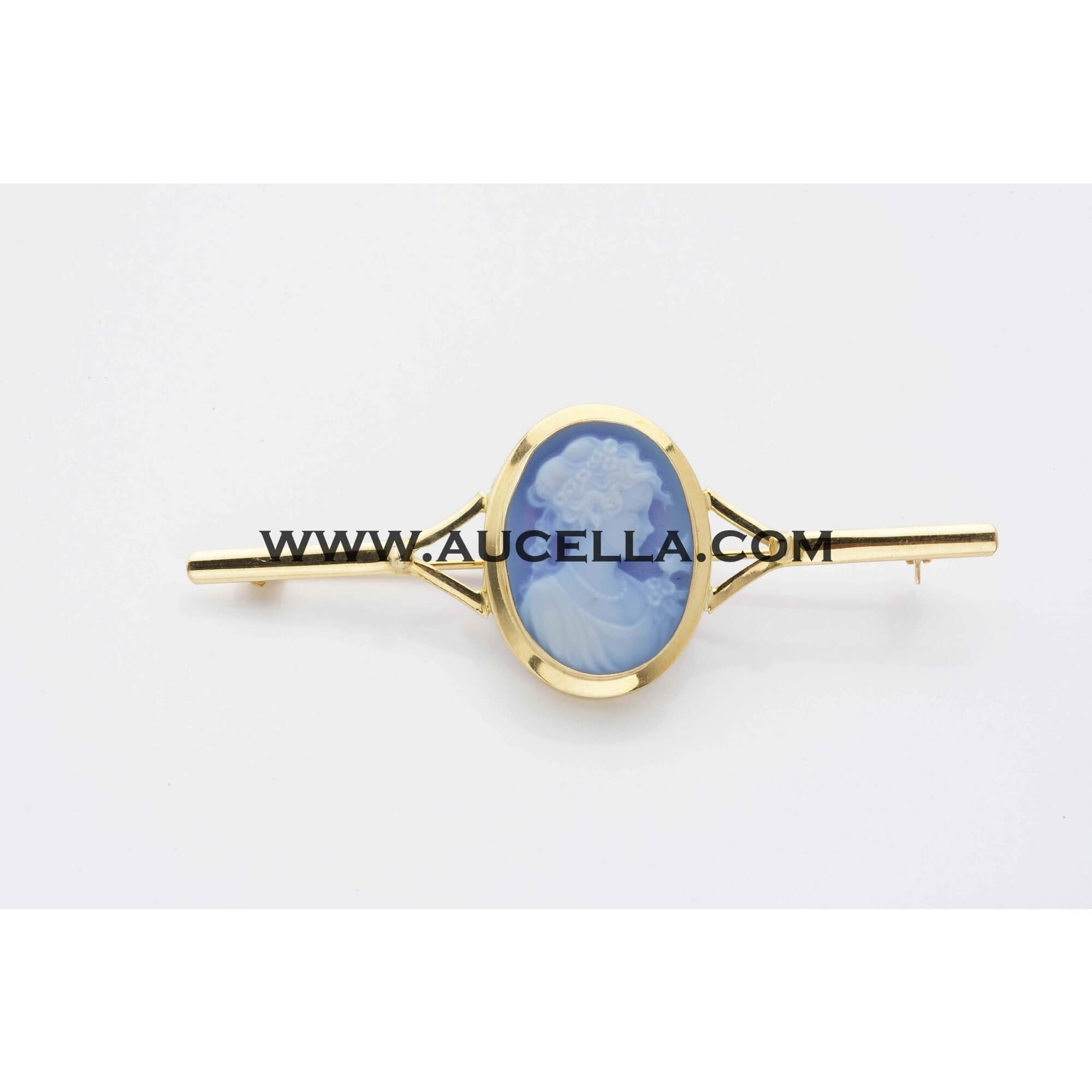 Brooch set in gold with agate cameo